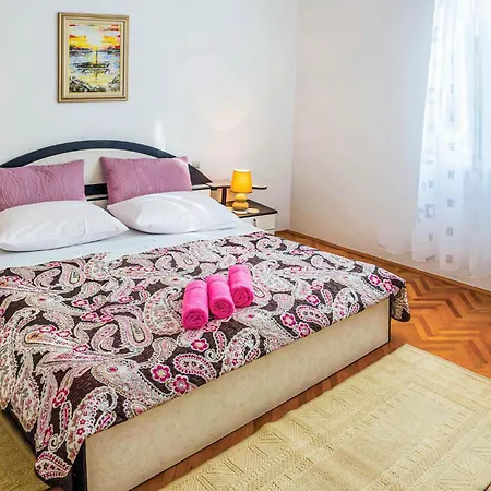 Dom wakacyjny 3 Bedroom Front In Banjol